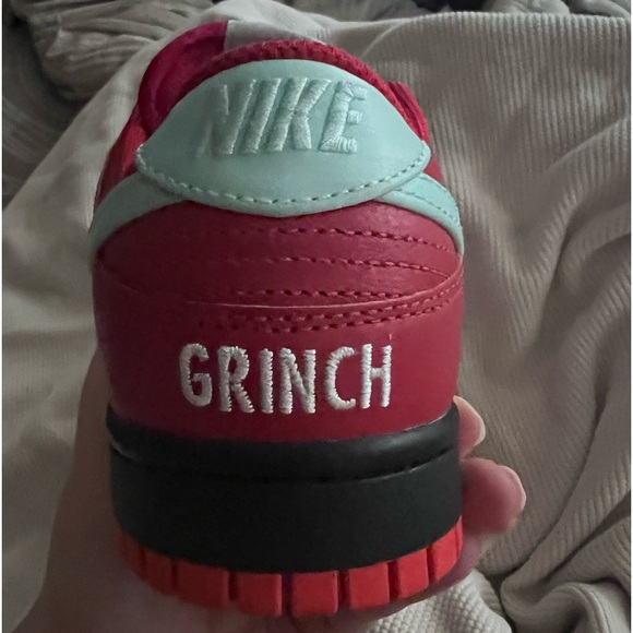 NEW Nike NBY ‘Grinch’ Christmas Holiday Dunks - Picture 2 of 2